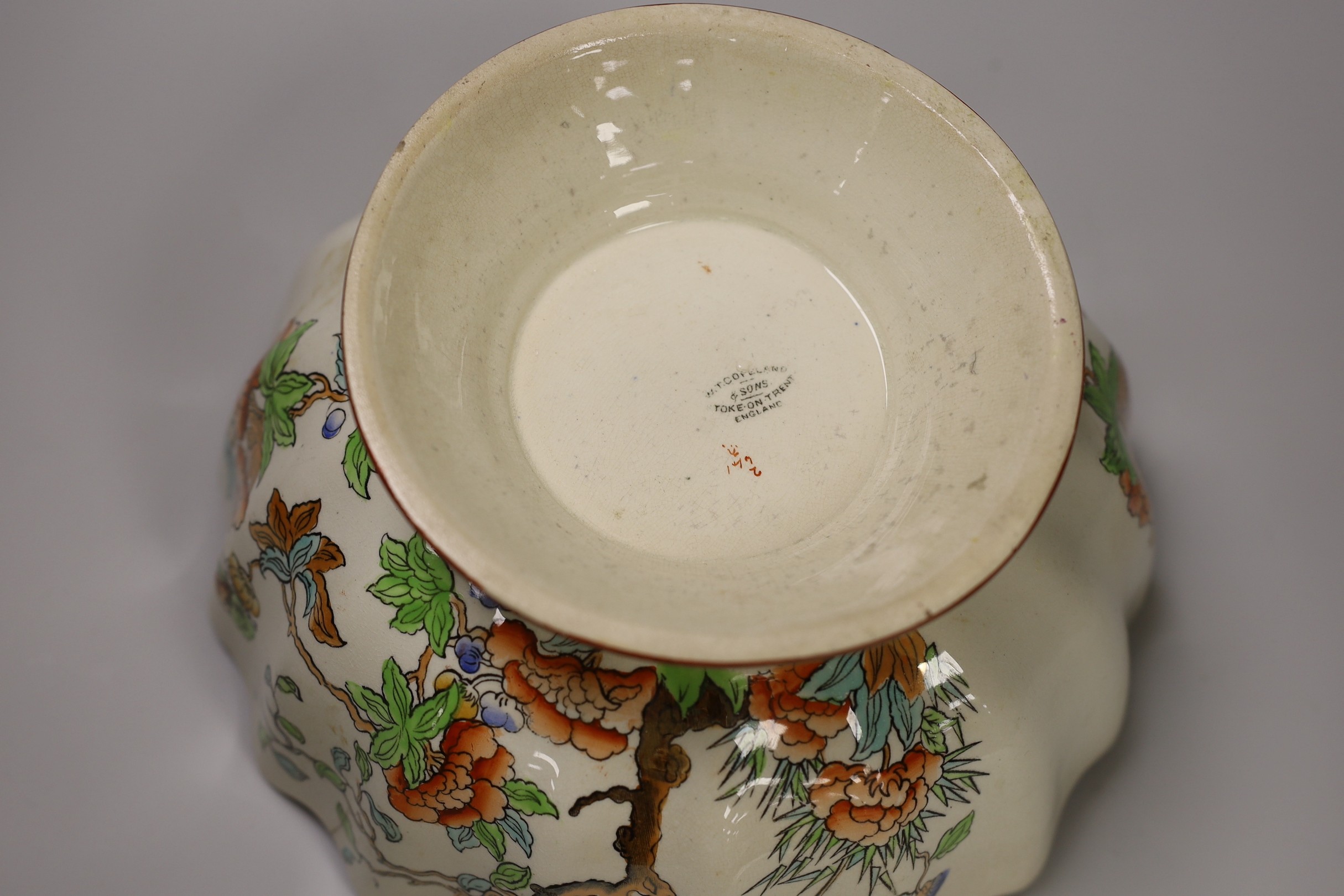 An Italian pottery 'cherub' dish and a Copeland pottery bowl